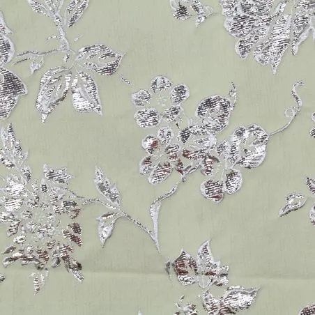 Tissu brocart écru motif floral argenté