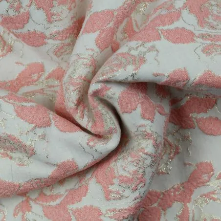 Tissu brocart écru pailleté motif floral saumon